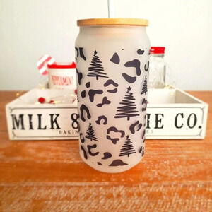 Frosted glass cup with leopard and trees print, includes lid and‎ glass straw